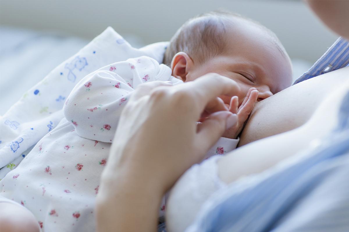 Entenda por que o coronavírus não é transmitido de mãe para bebê