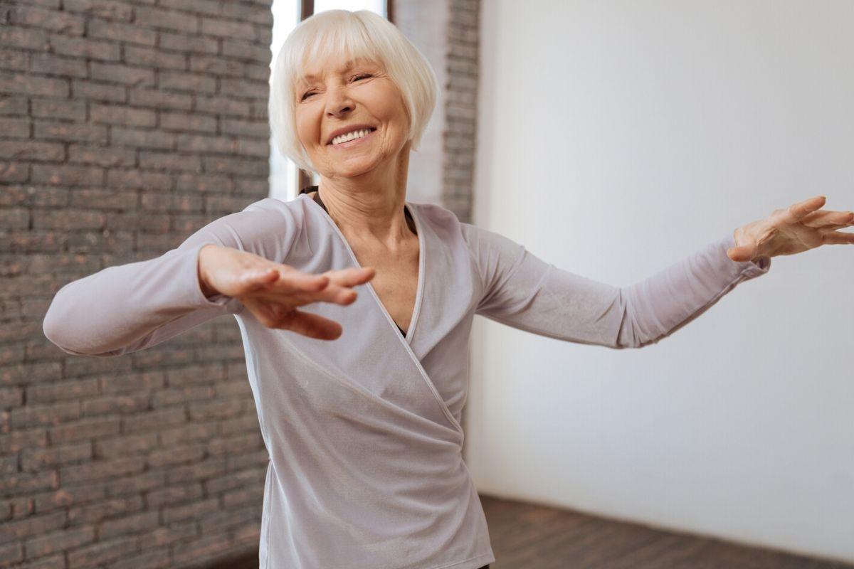 Vídeo de idosa dançando na garagem durante a quarentena prova que é possível ser feliz dentro de casa