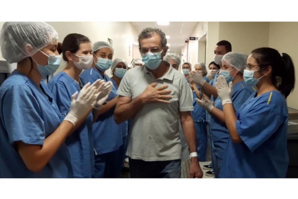 Boa notícia: idoso recebe alta após ser internado por coronavírus e família comemora recuperação