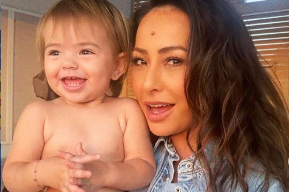 Sabrina Sato corta o cabelo da sua filha de 1 ano e 6 meses, Zoe