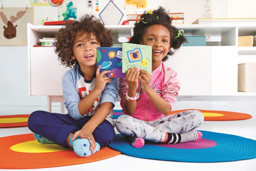 Fazer um cartão iluminado pode ser uma forma divertida e criativa de passar um tempo com o seu filho