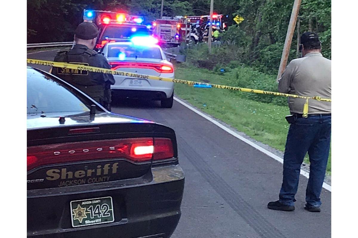 Irmãos de 6 e 7 anos dirigem carro sozinhos e resultado é trágico