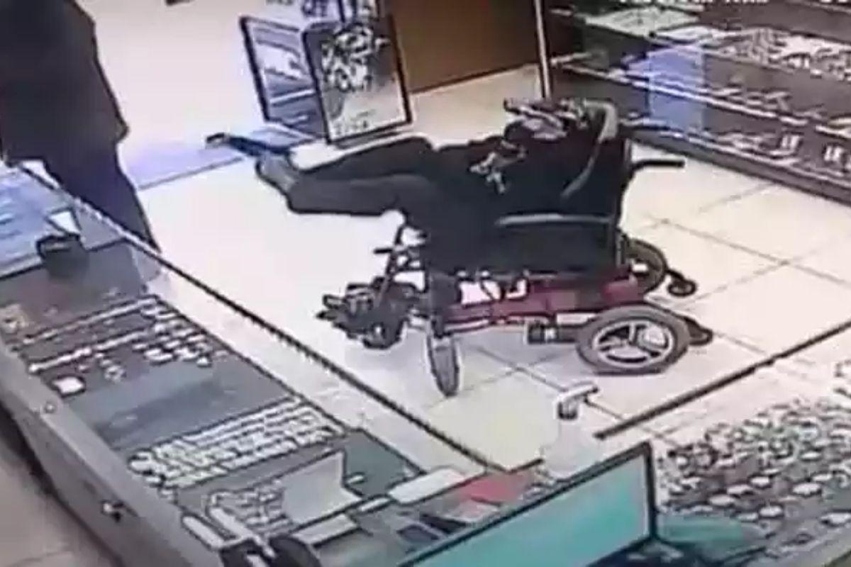 Cadeirante mudo usa arma de brinquedo para tentar assaltar loja