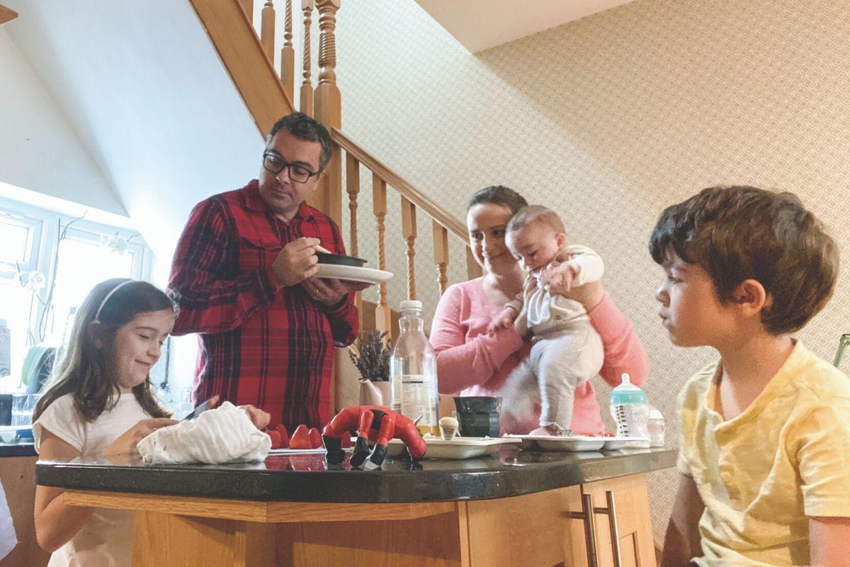 Mãe mostra detalhes da rotina em 24h com três filhos em Londres