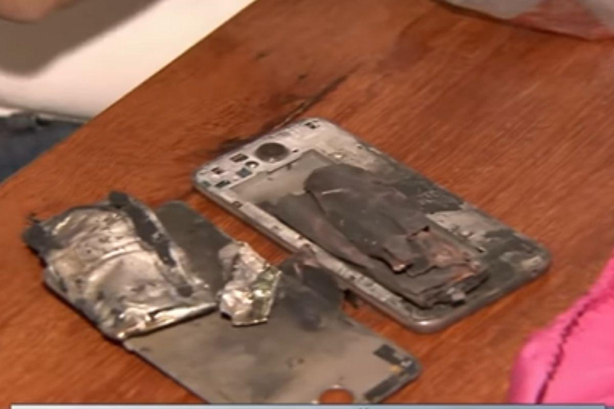 Criança fica gravemente ferida após celular explodir enquanto carregava