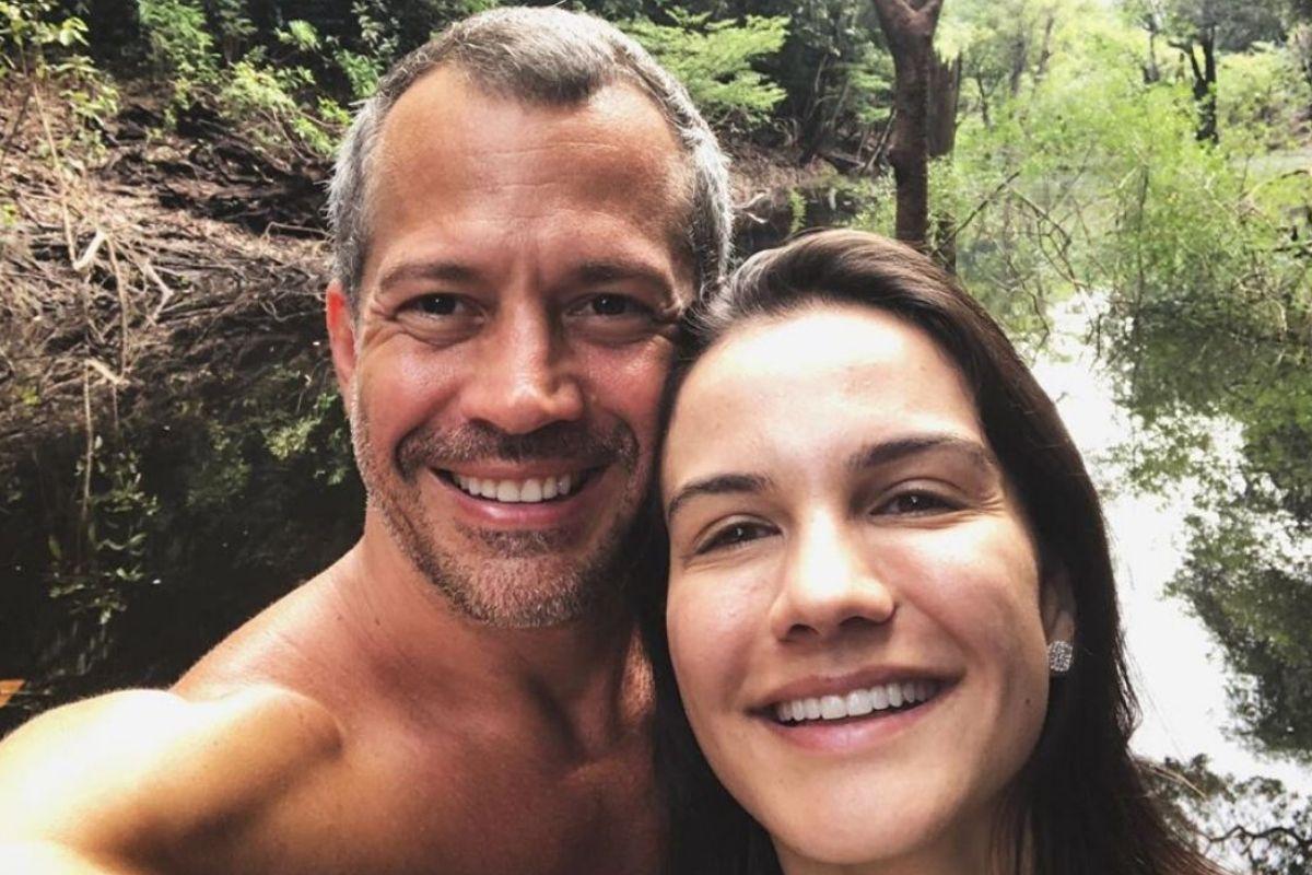 Kyra Gracie exibe barriga da gravidez em aula de ioga