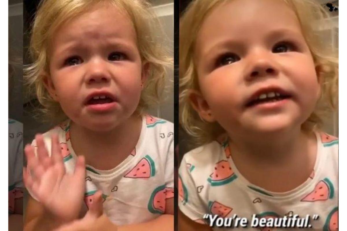 Mãe acalma filha com palavras positivas