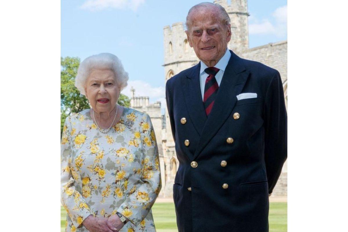 Rainha Elizabeth e Príncipe Philip tomam vacina contra Covid-19 no Reino Unido