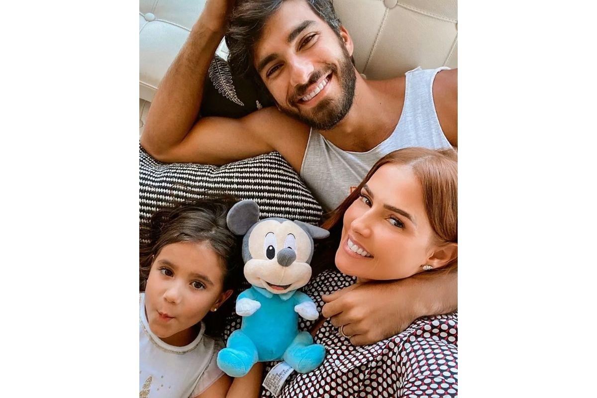 Na Bahia, Deborah Secco e Hugo Moura passeiam de barco com Maria Flor