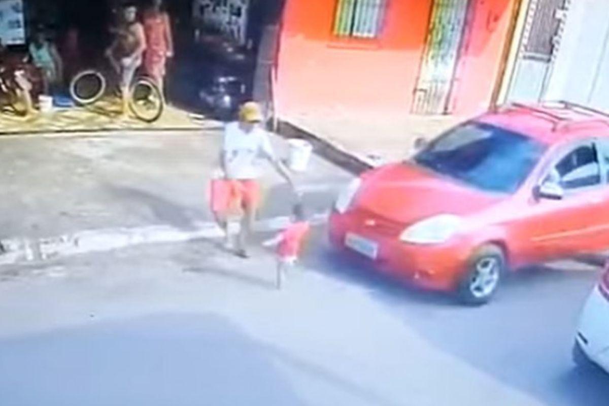 O momento foi gravado por câmeras de segurança do local