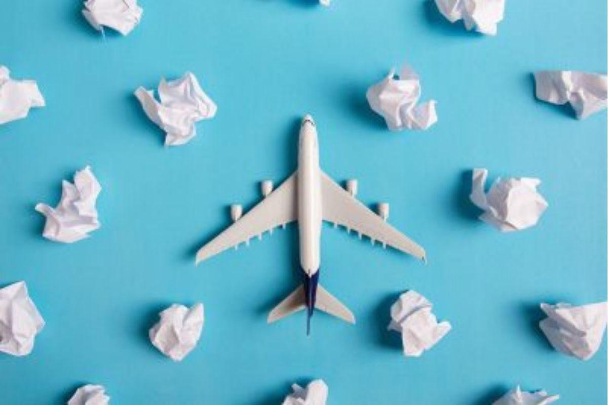 Menino de 7 anos aposta em comércio de aviões de papel, com o objetivo de comprar um celular