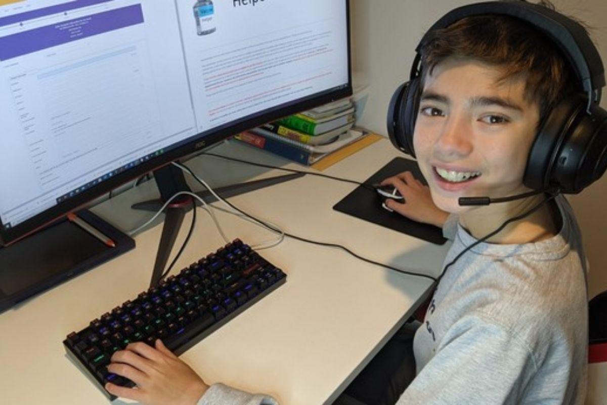 Menino de 12 anos cria site para ajudar o pré-cadastro da vacinação