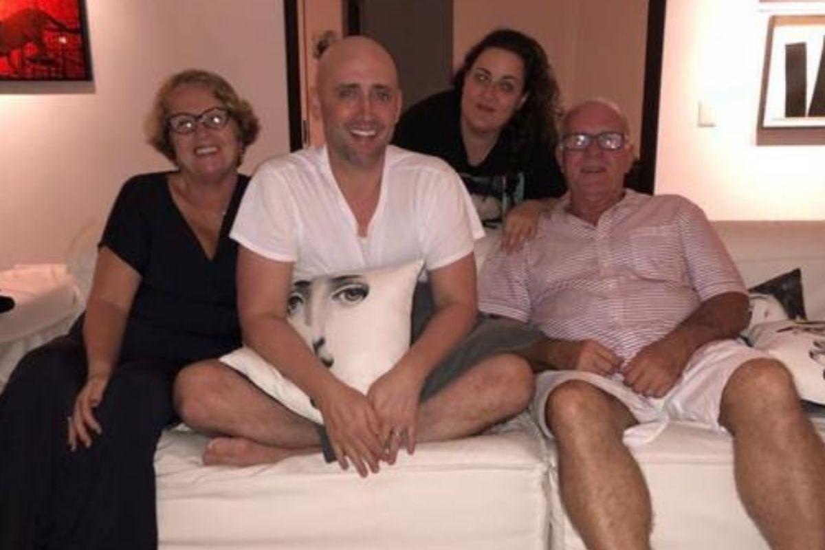 Paulo Gustavo ao lado de seus pais e irmã Juliana