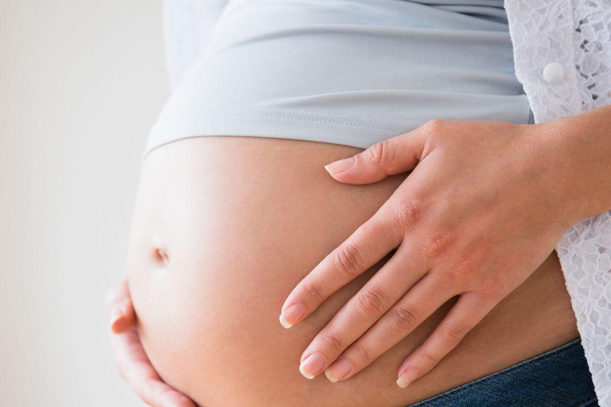 Mulher com hiperemêse gravídica chega a vomitar 30 vezes em um dia