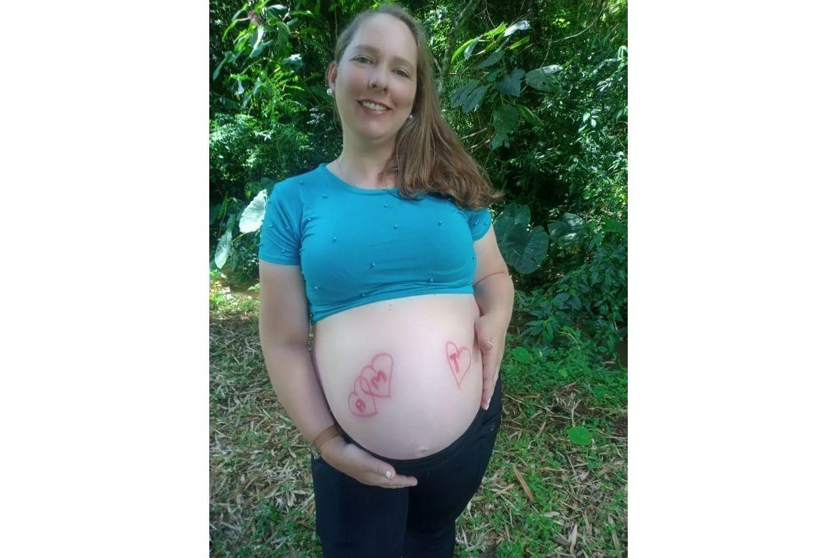 Um dia após dar à luz trigêmeos a mãe foi intubada