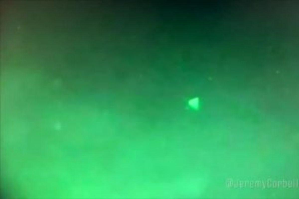 O vídeo de OVNIs em forma de pirâmide na costa da Califórnia, nos EUA, é real