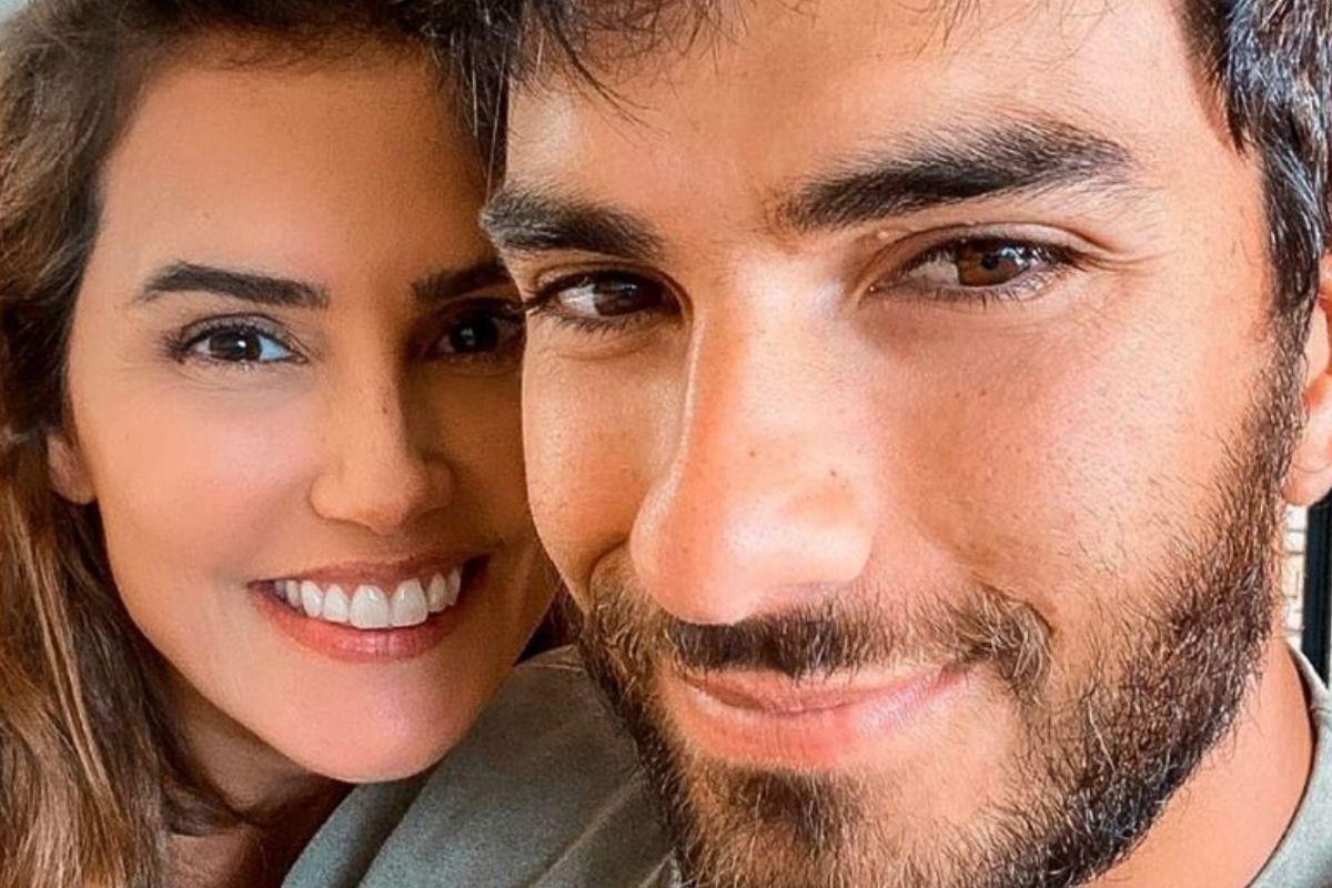 O casal ficou surpreso com as histórias um do outro