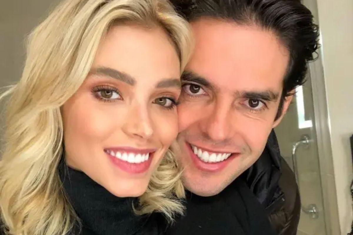 Carol Dias mostra filha brincando com cavalo
