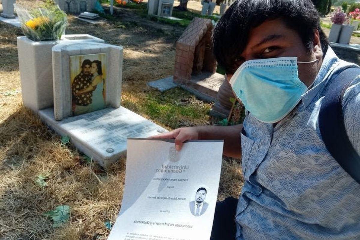 Menino leva diploma para a lápide do pai