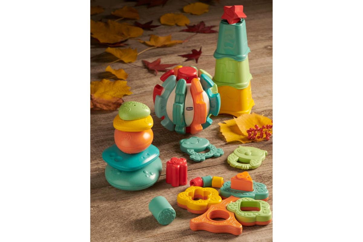 A Árvore Monta e Desmonta possui um sistema de encaixes muito divertido e estimulante!