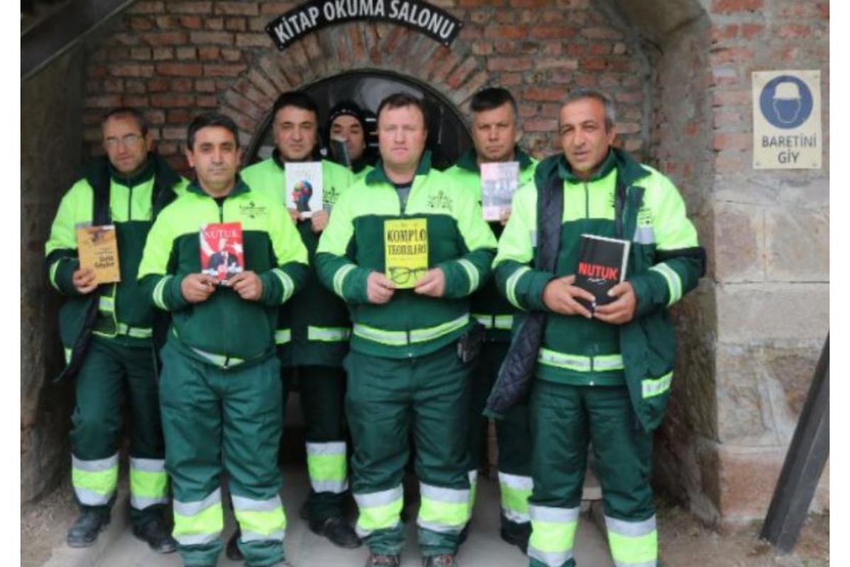 A biblioteca partiu da iniciativa de um dos garis, que era apaixonado por livros