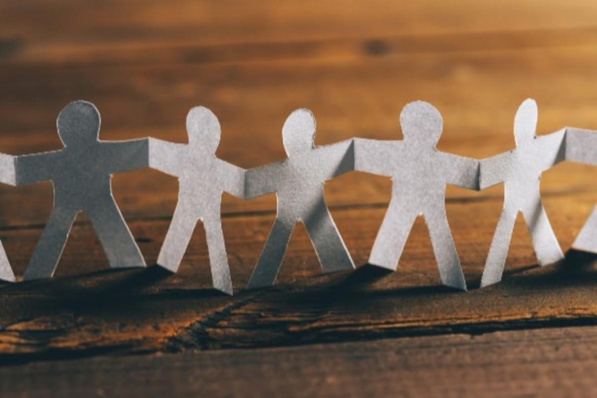 Os cartões são feitos pelos próprios alunos com mensagens de afeto