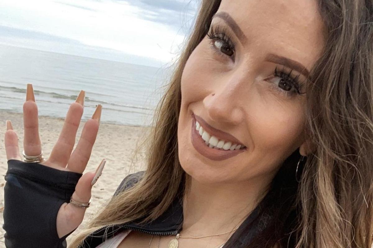 Alicia faz a comparação de aparência sem e com dentadura