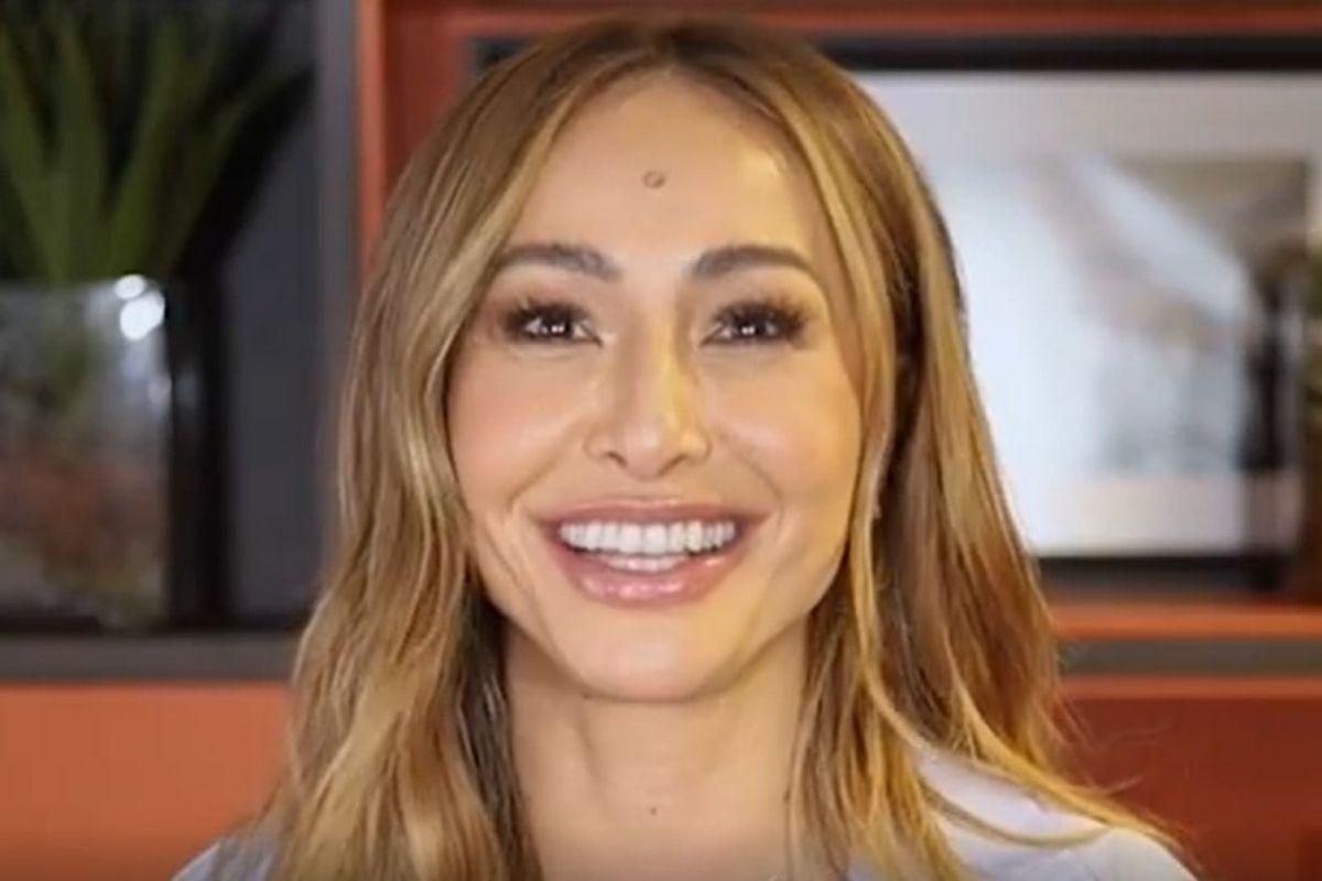 Sabrina Sato mostra Zoe brincado com pet