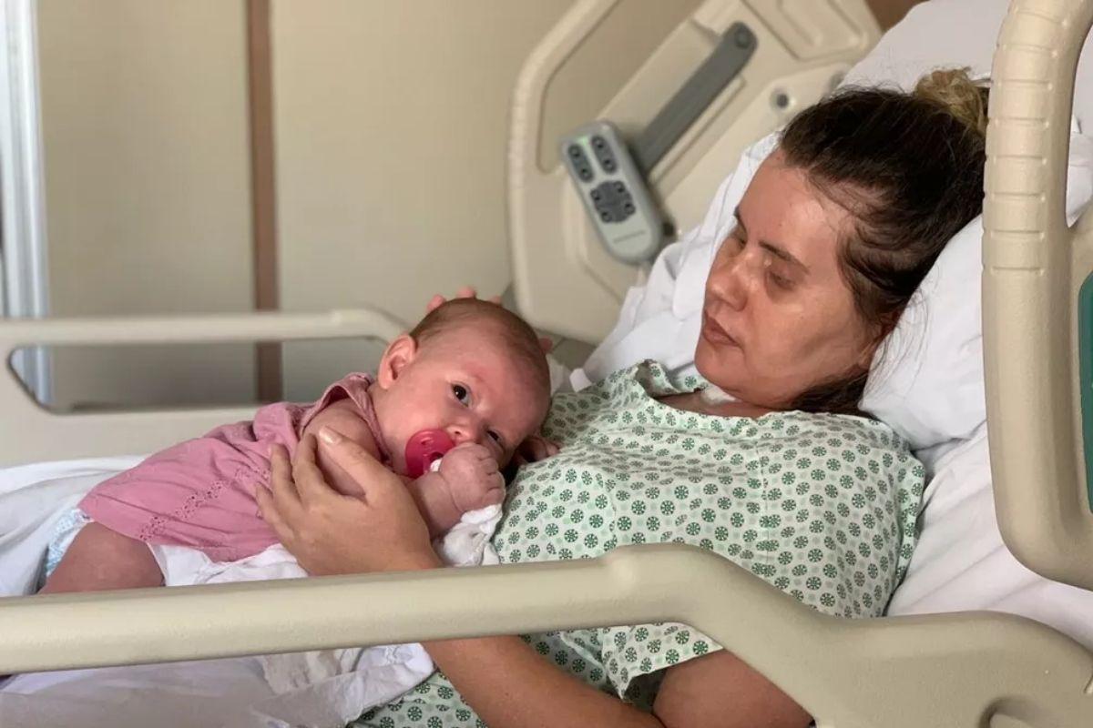 Mãe conhece a filha dois meses após o parto