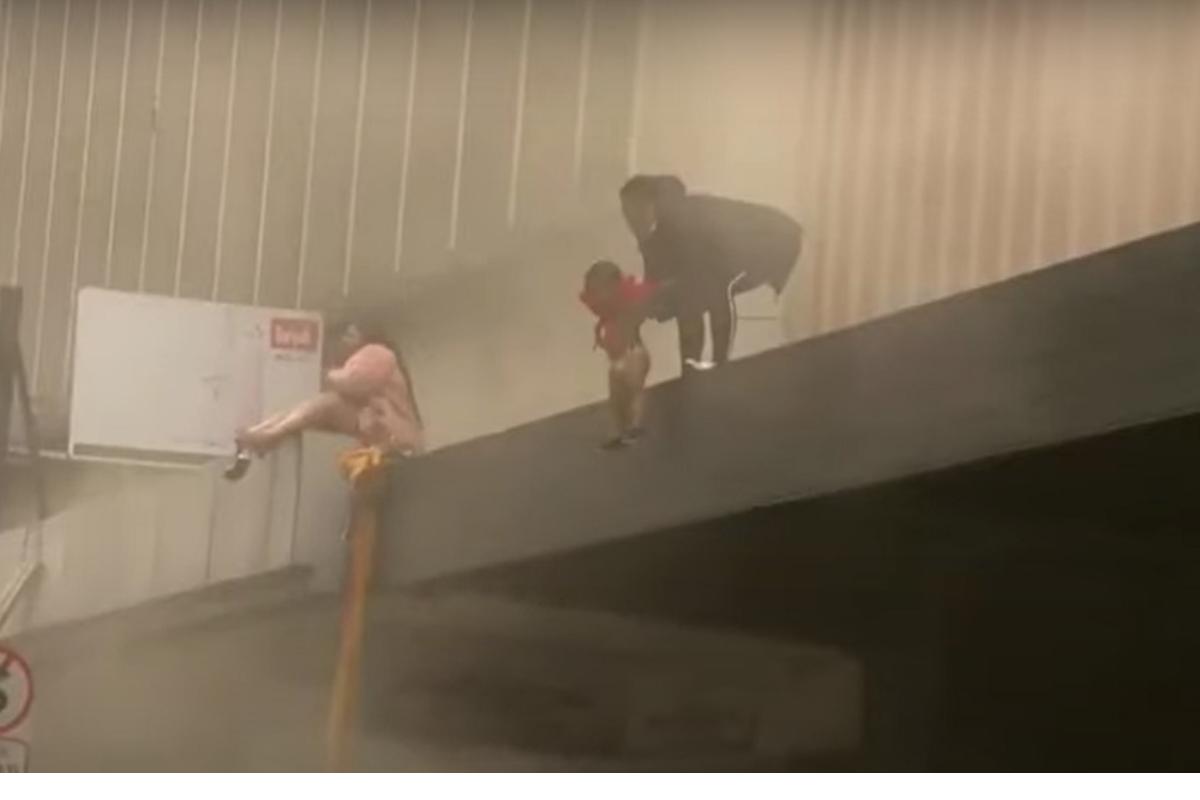 Vídeo mostra momento em que mãe joga bebê de prédio em chamas para tentar salvá-lo