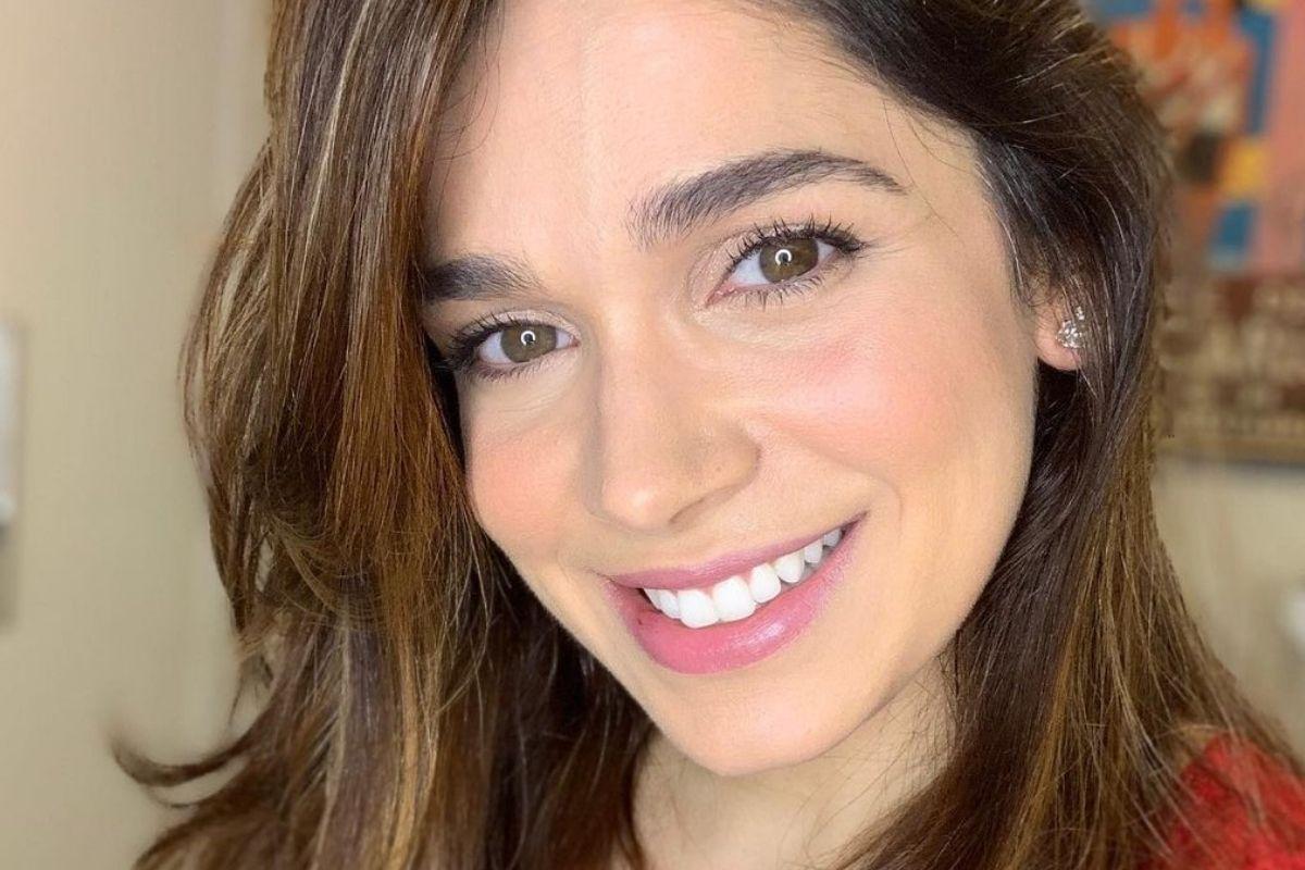 Sabrina Petraglia recebe vacina da covid-19 pela fila da xepa