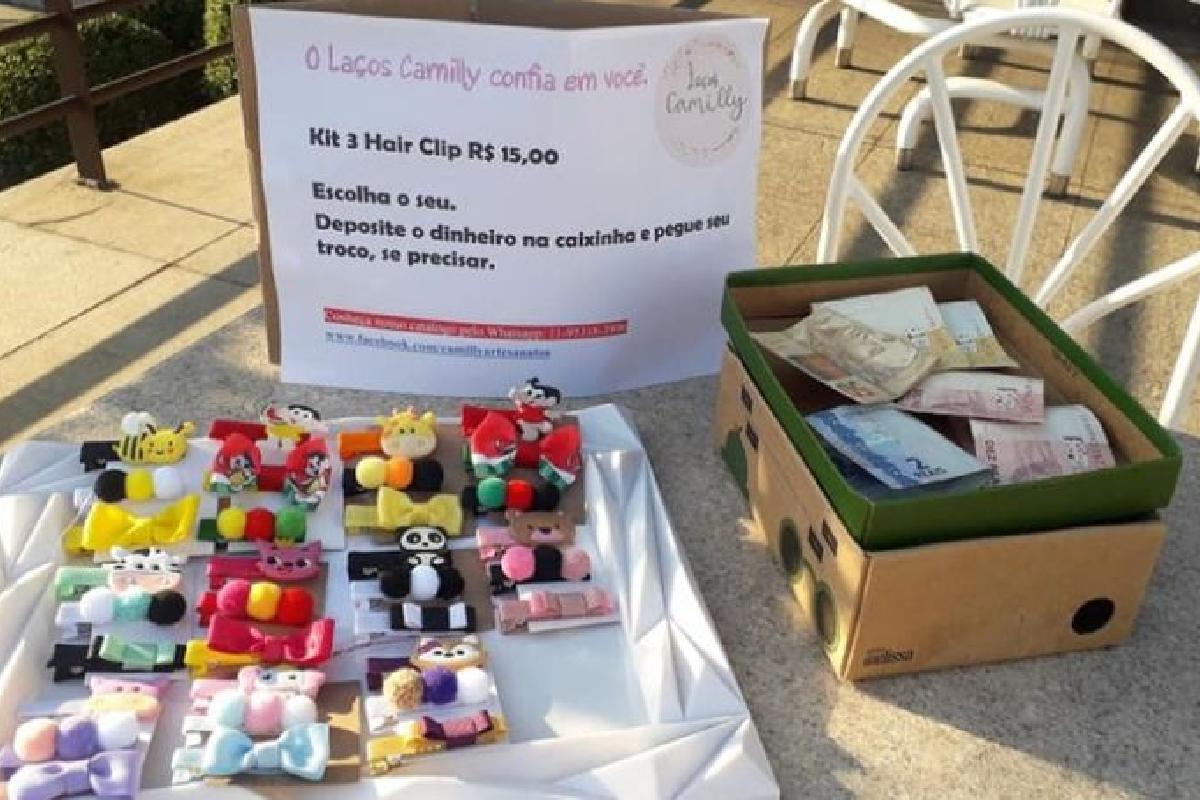 Mãe cria “mesa da honestidade” e vê lucro de laços infantis triplicar