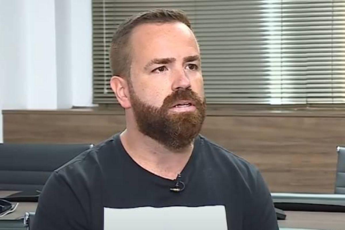 Ele publicou registros de Henry com ele e com o avô