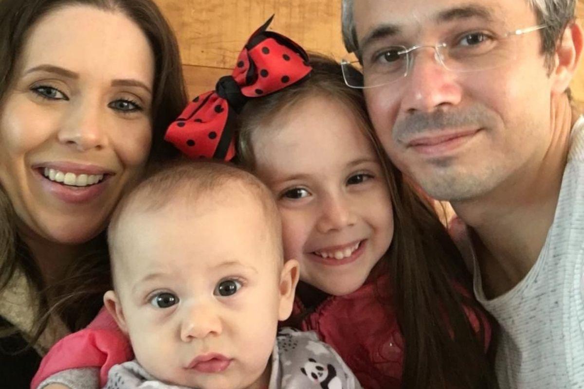 Mãe amamenta com dieta restritiva