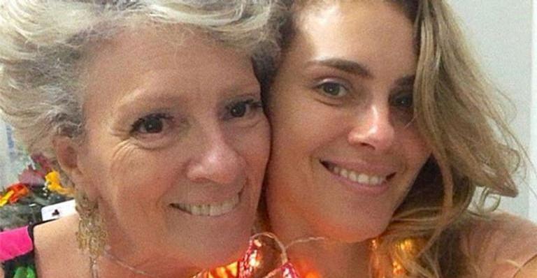 Carolina Dieckman em ensaios para o show ‘karolkê’ e relembra momentos com a mãe