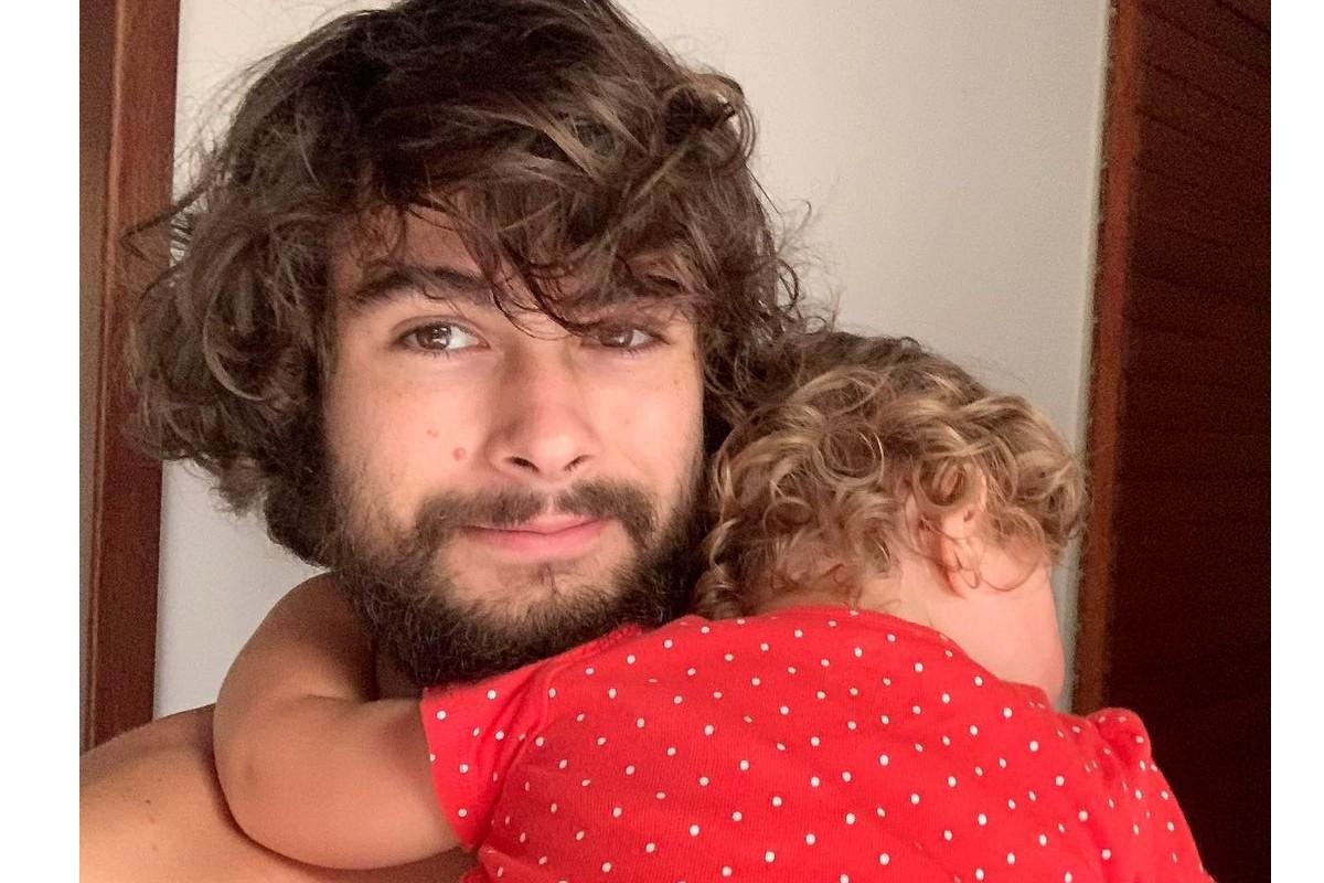 Rafa Vitti mostrou um vídeo em que aparece fazendo mágica para a filha, Clara Maria