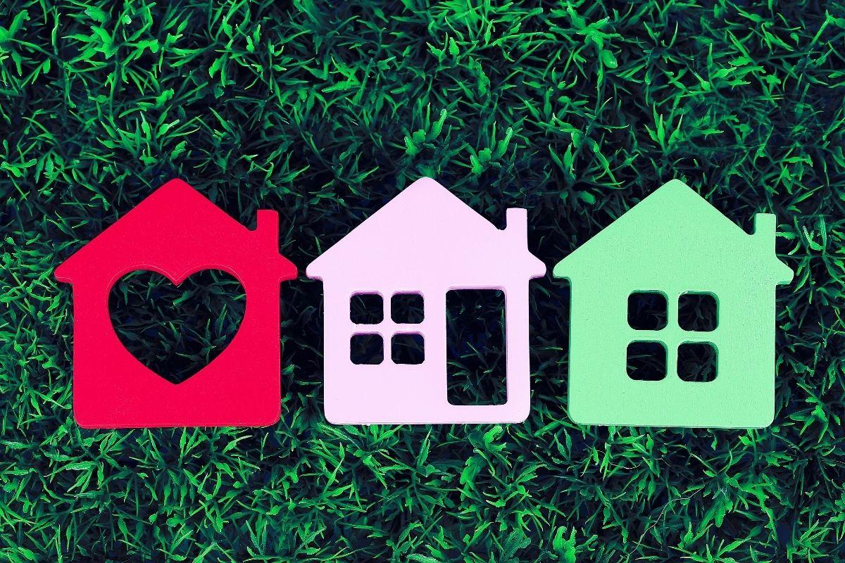 Uma mulher de 20 anos pariu em casa, depois de ser dispensada do hospital pelos médicos horas antes