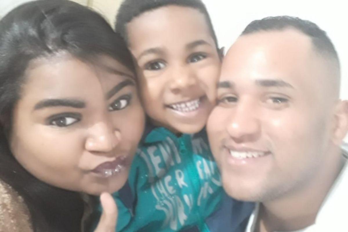 Mãe chora ao ver filha, após ficar cinco meses internada