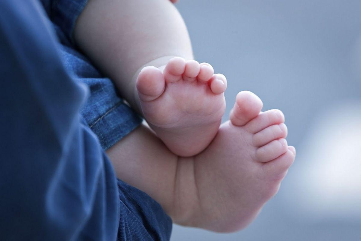 Bebê que nasceu com pés virados recebe órtese personalizadas feita com impressora 3D