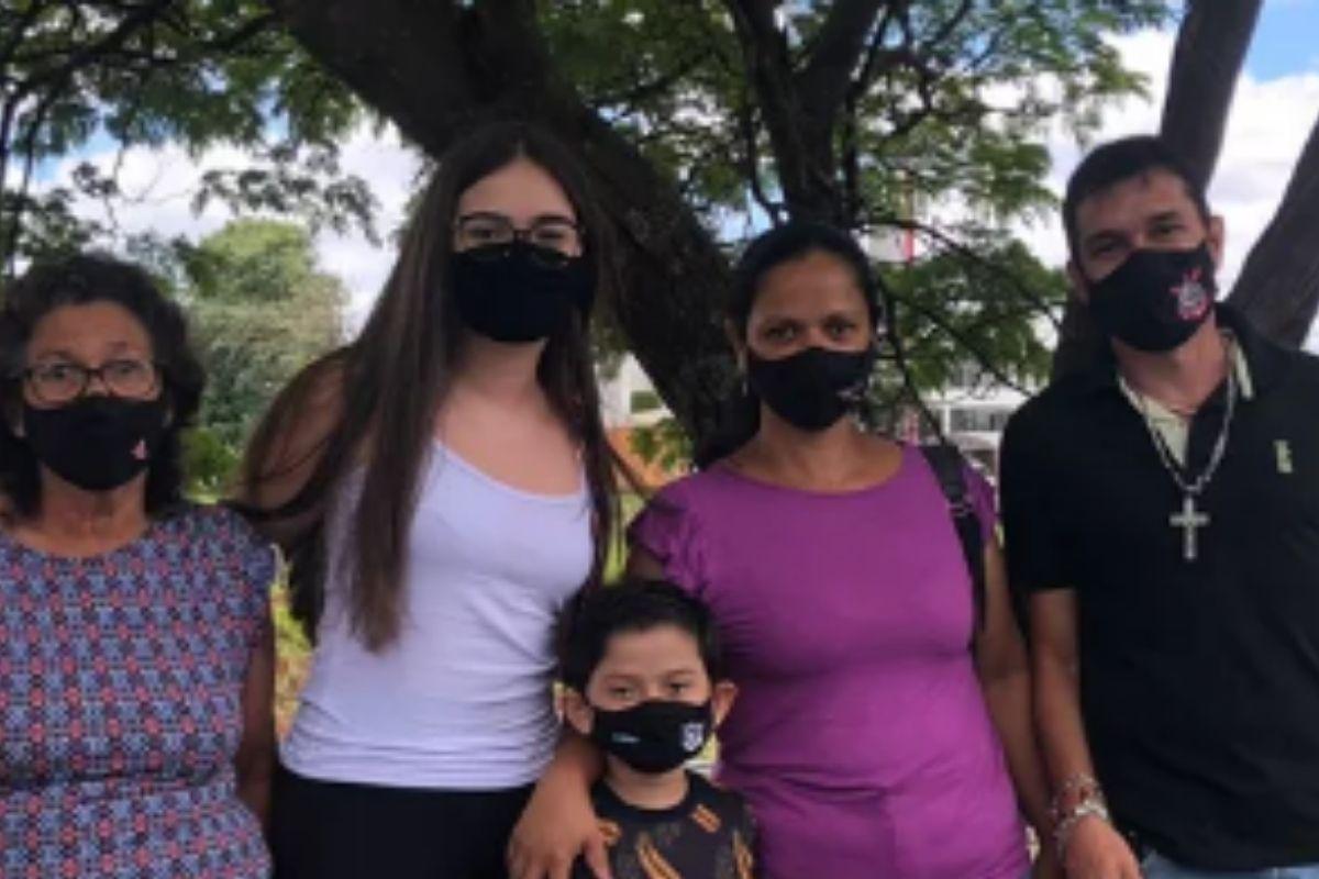 Família acompanha filha ao local da prova do Enem