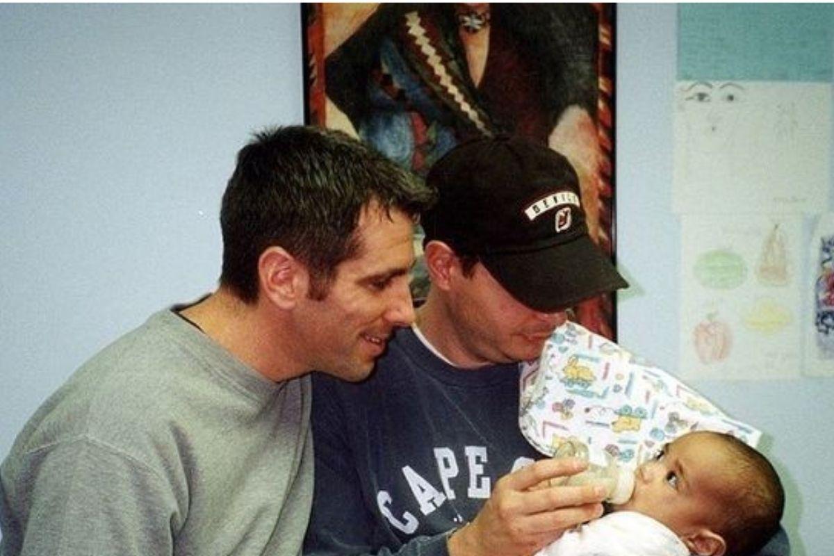 Kevin e os pais, Danny e Peter, 20 anos depois de ter sido encontrado no metrô