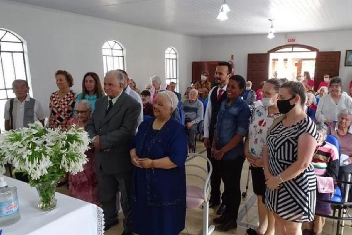 Eles se conheceram no asilo em que moravam!