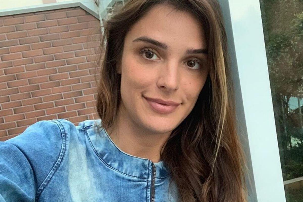 Rafa Brites mostrou o tamanho da barriga de grávida em uma foto nua na frente do espelho