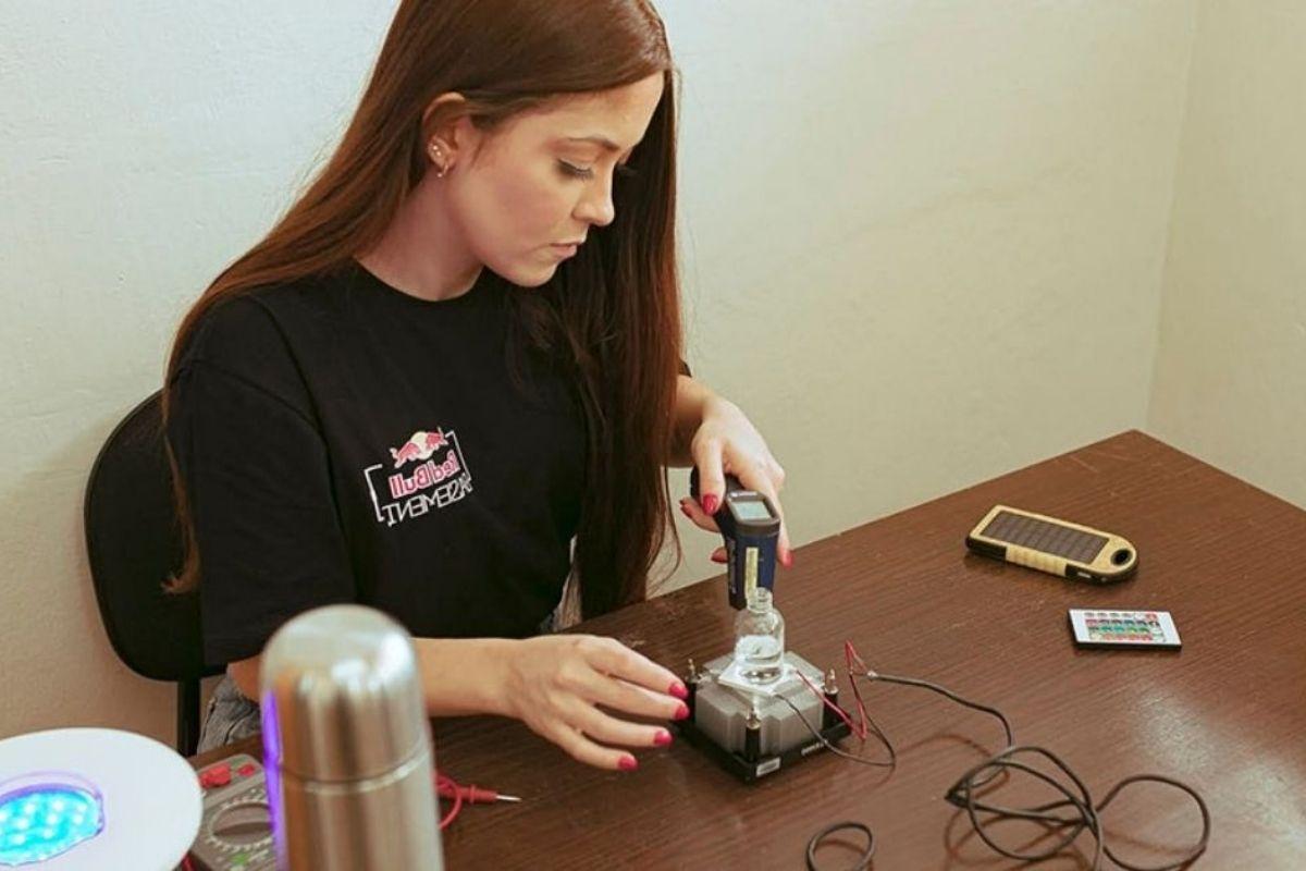 Bárbara criou uma garrafa que transforma qualquer água em potável