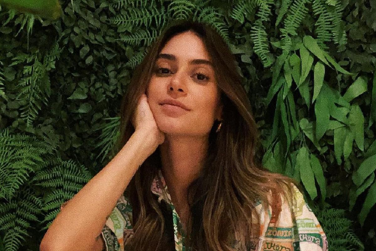 Thaila Ayala comemorando a gestação ao lado do chow chow Martin