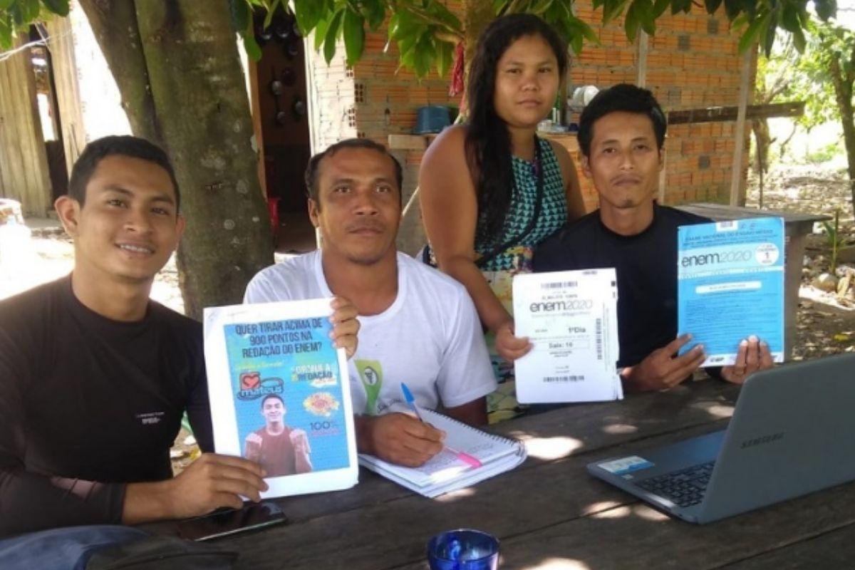 Grupo de agricultores estudam para o Enem