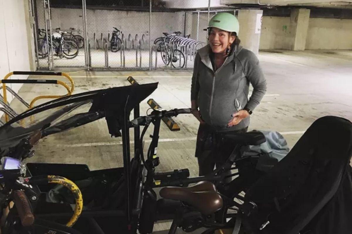 Julie foi de bicicleta para o hospital!