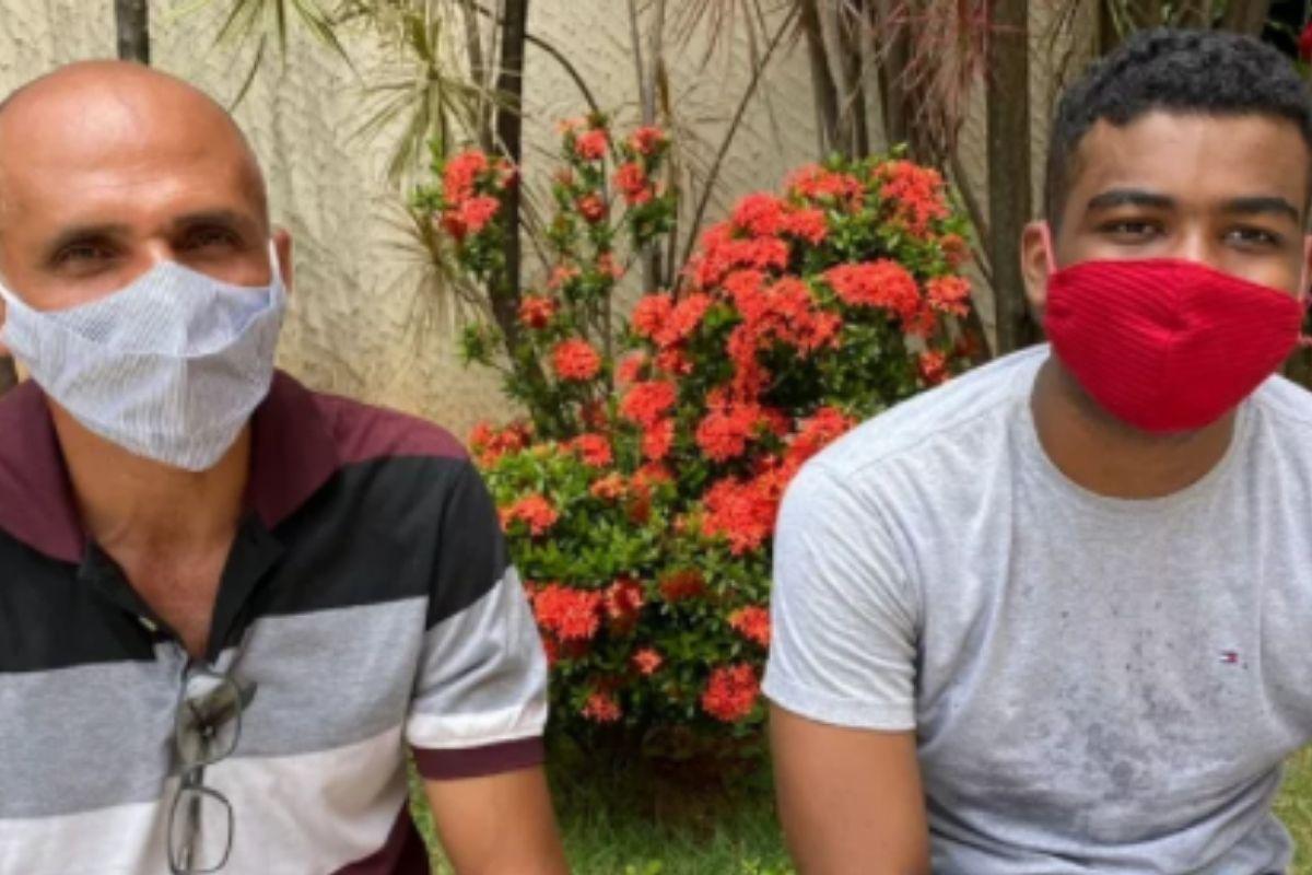 Gari acompanha filho até o local da prova do Enem