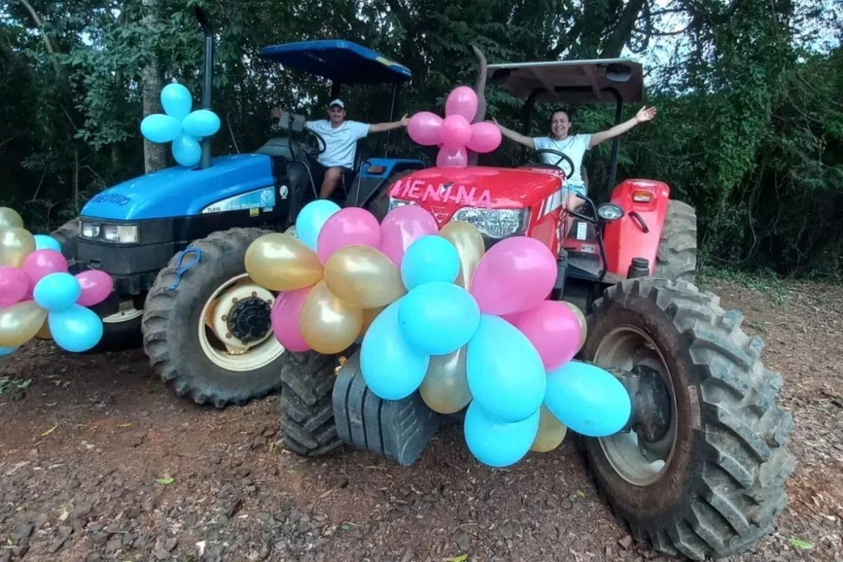 Casal usa tratores para chá revelação em Santa Catarina
