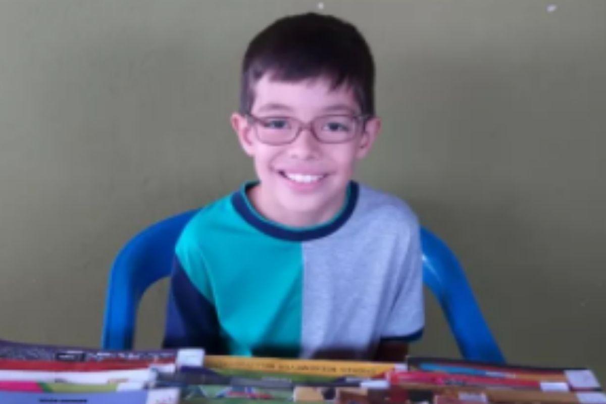 Menino lê 500 livros de biblioteca municipal